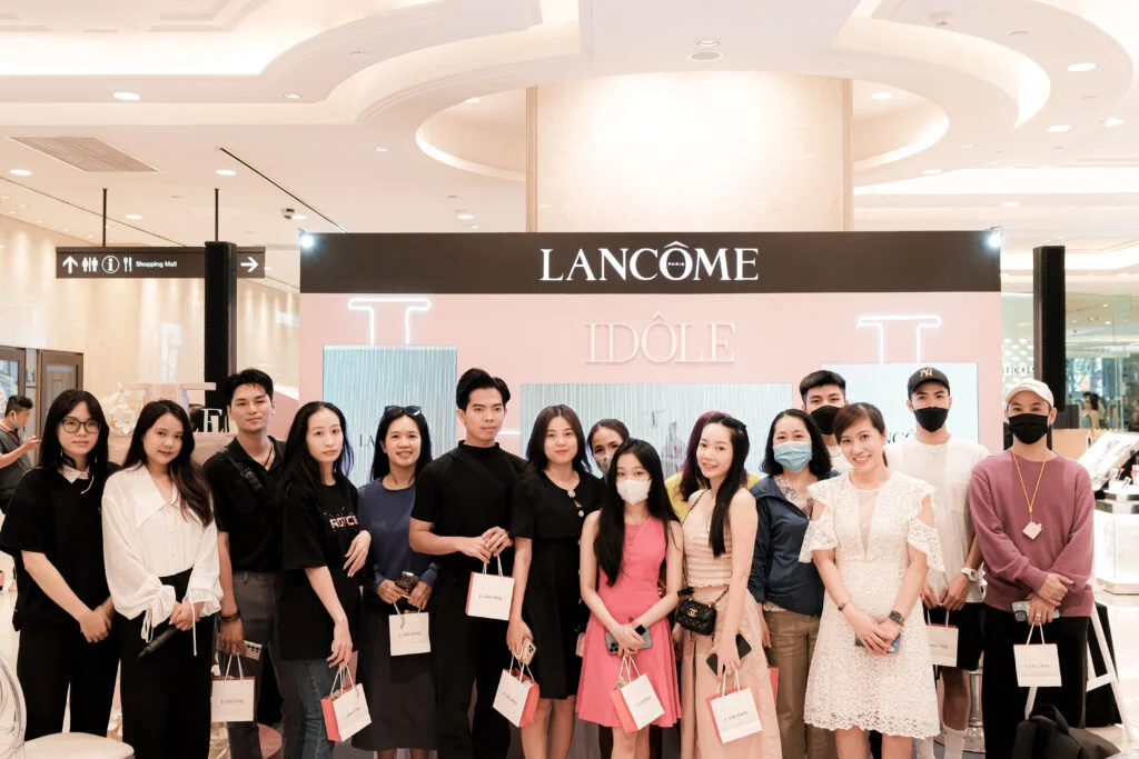 Staff NOTE - The Scent Lab cùng khách hàng sau sự kiện 8/3 của Lancôme tại Takashimaya