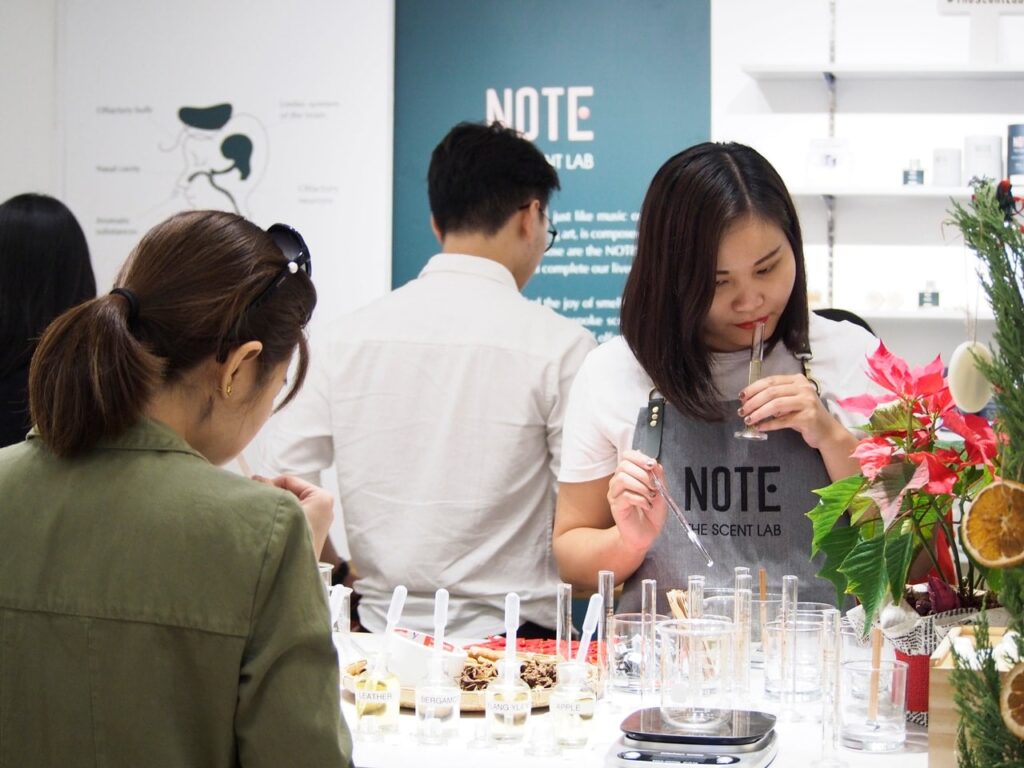 NOTE - The Scent Lab được thành lập bởi đội ngũ đam mê khoa học - nghệ thuật với mong muốn đem đến những trải nghiệm mùi hương độc đáo - sản phẩm mùi hương từ NOTE - The Scent Lab - sản phẩm mùi hương từ NOTE - The Scent Lab